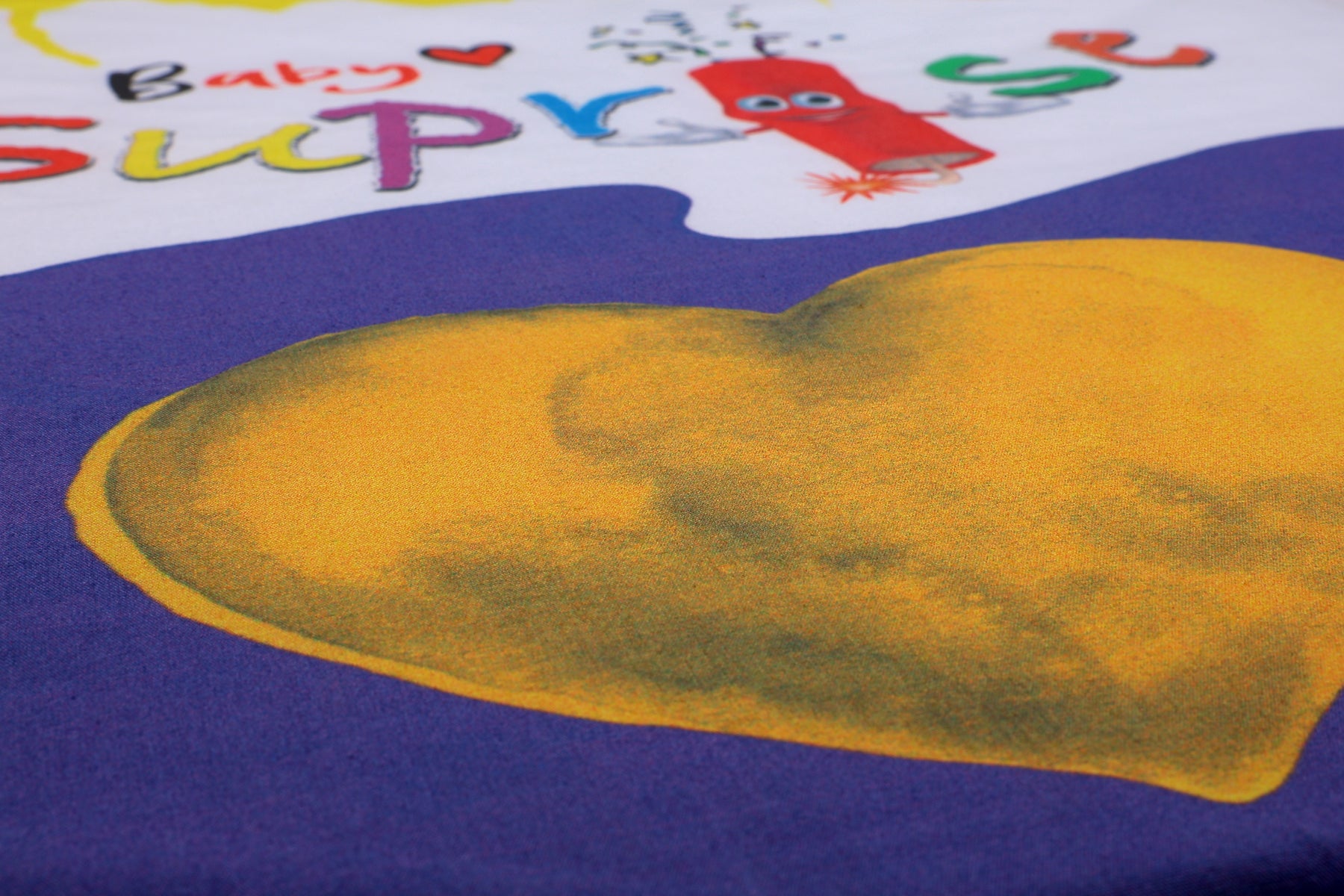 Detailansicht des goldenen Herzmotiv auf dem Baby♡Suprise® Dream Amora Soul Schlafsack