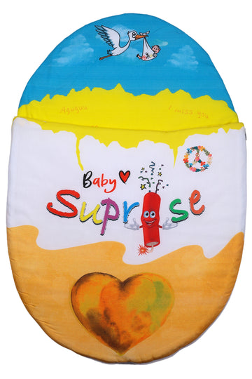 Vorderansicht des Baby♡Suprise® Dream Amora Sunshine Schlafsacks mit mehrfarbigen Herzmotiv