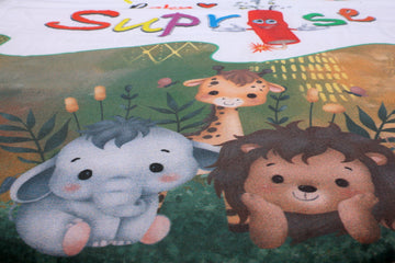 Nahaufnahme des Dschungelmotiv mit Elefant, Giraffe und Löwe auf dem Baby♡Suprise® Dream Eiora Jungle Schlafsack
