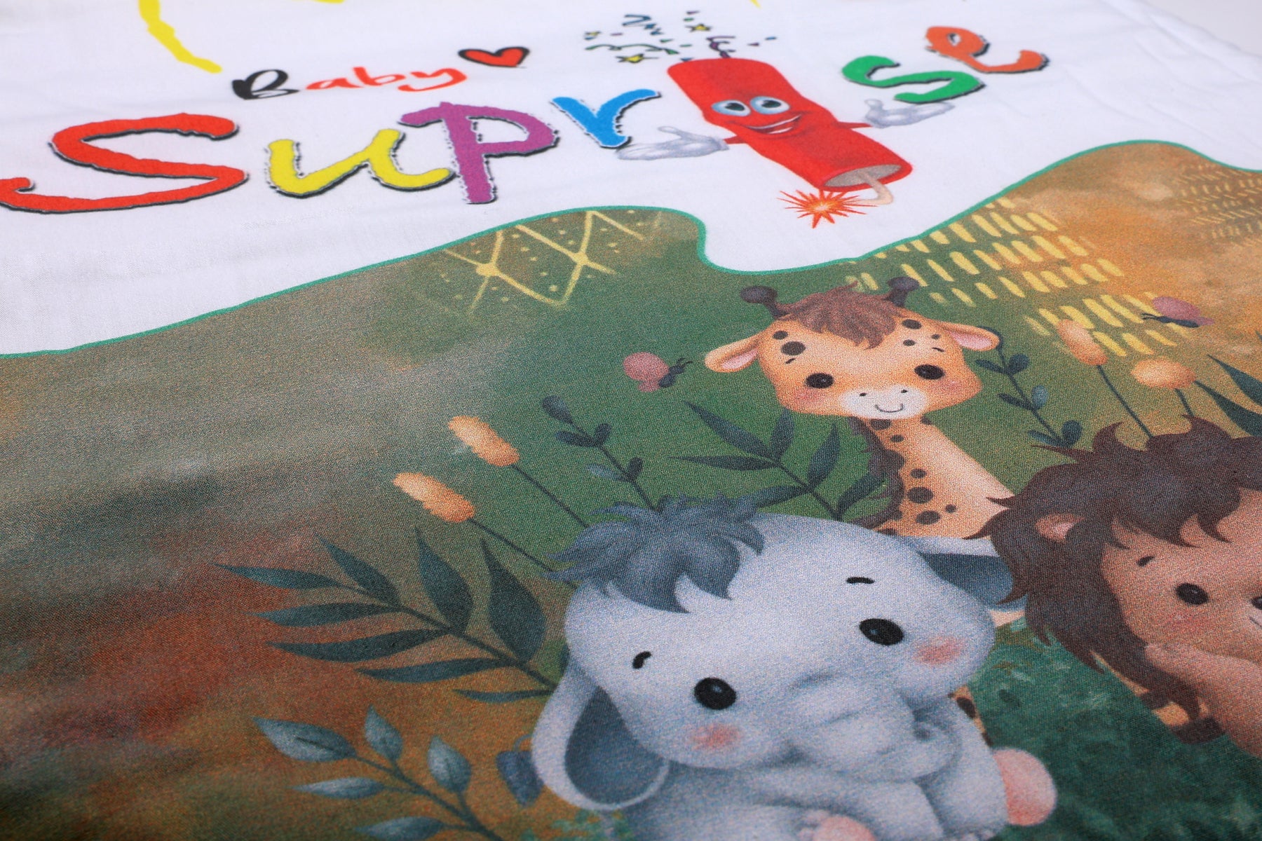 Detailansicht des Dschungelmotiv mit Elefant, Giraffe und Löwe auf dem Baby♡Suprise® Dream Eiora Jungle Schlafsack