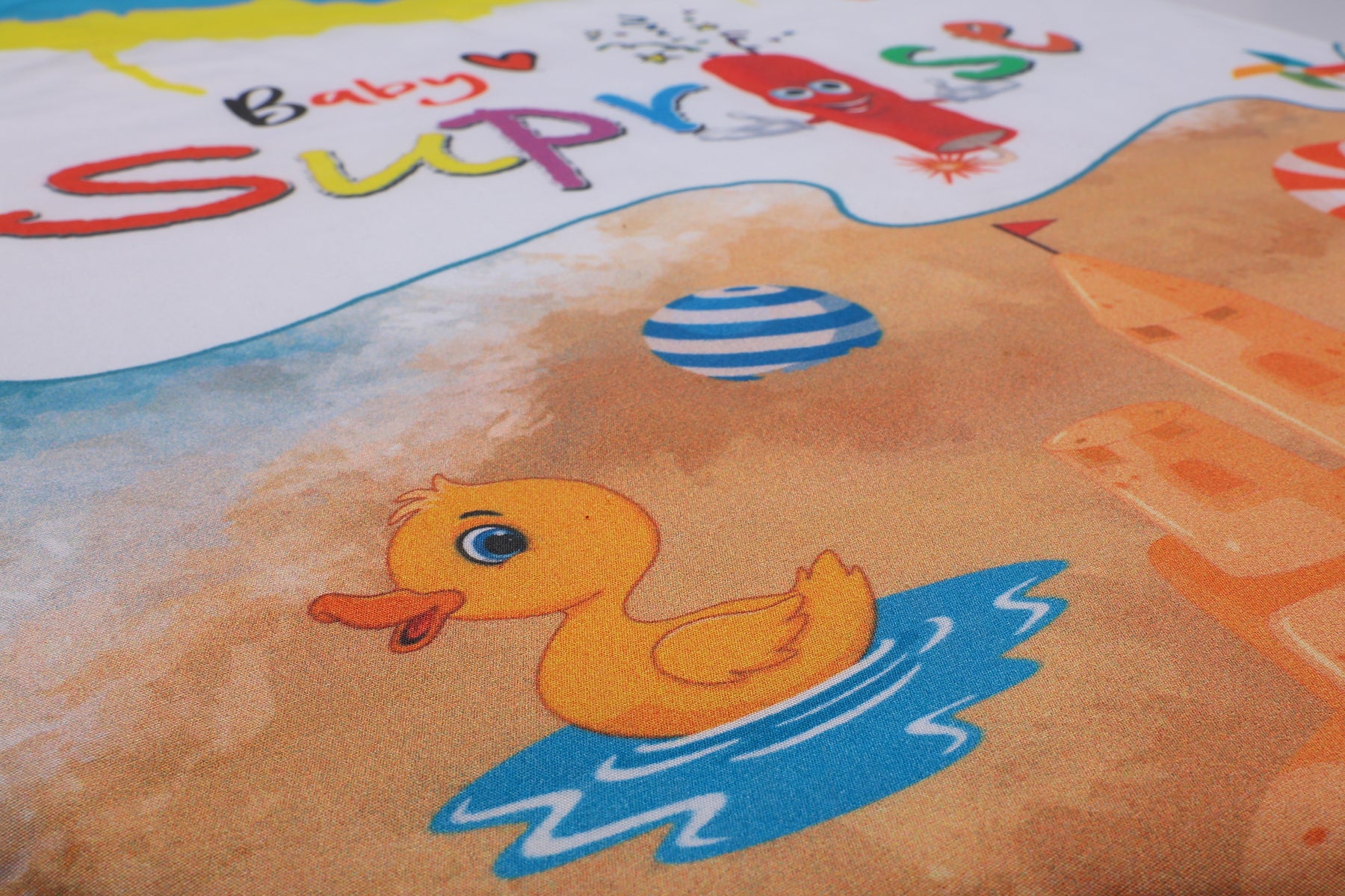 Nahaufnahme des Strand- und Entenmotiv auf dem Baby♡Suprise® Dream Eiora Mare Schlafsack