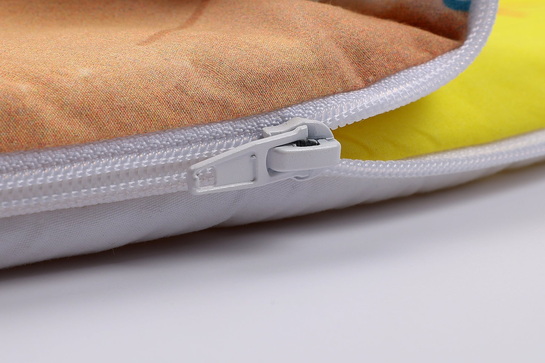 Reißverschluss und gelbes Innenfutter des Baby♡Suprise® Dream Eiora Mare Schlafsacks