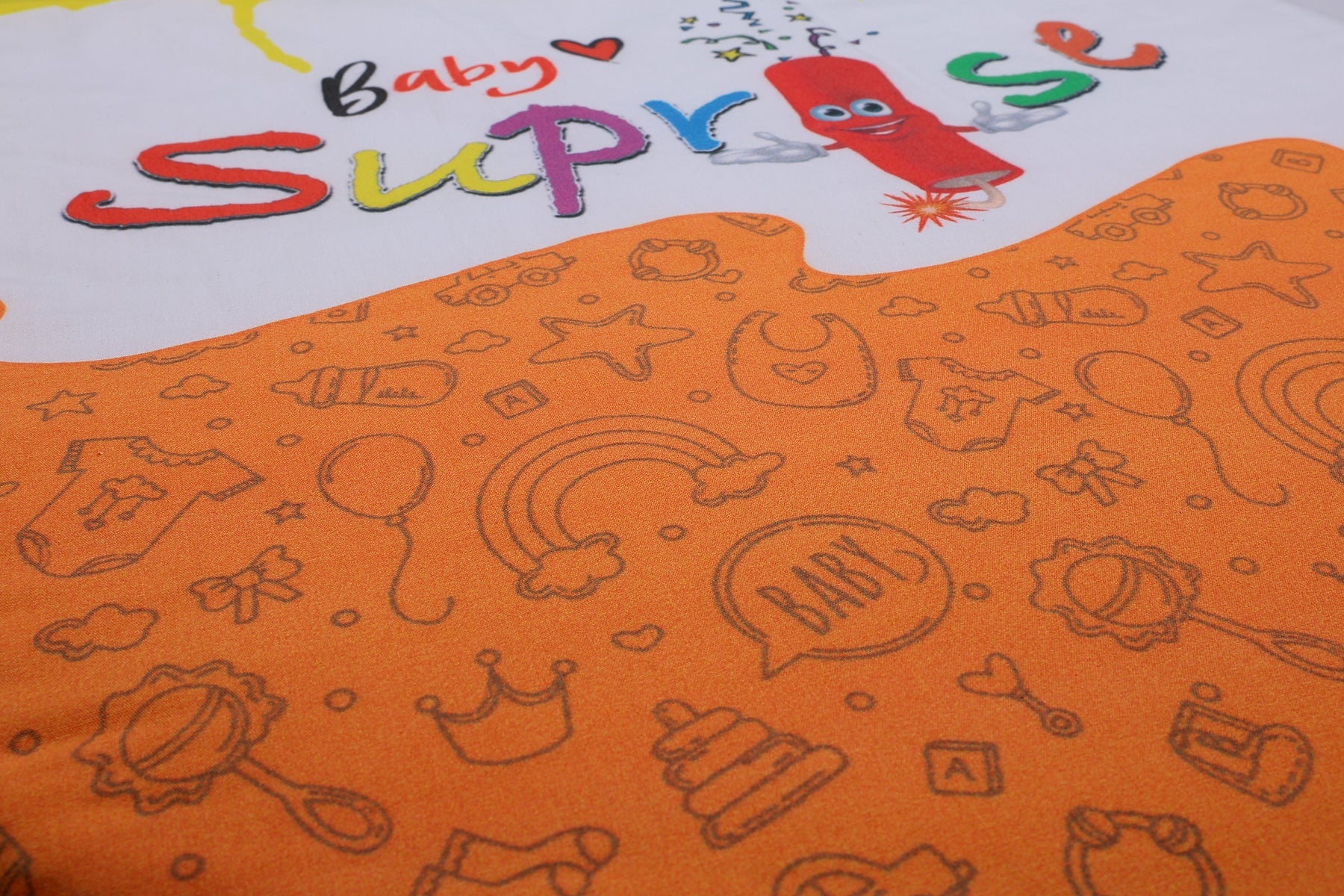 Nahaufnahme des feinen Baby-Symbolen auf dem Baby♡Suprise® Dream Wonder Orange Schlafsack