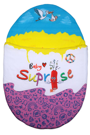 Vorderansicht des Baby♡Suprise® Dream Wonder Pinple (Pink-Purple) Schlafsacks mit kontrastreichen Baby-Symbolen