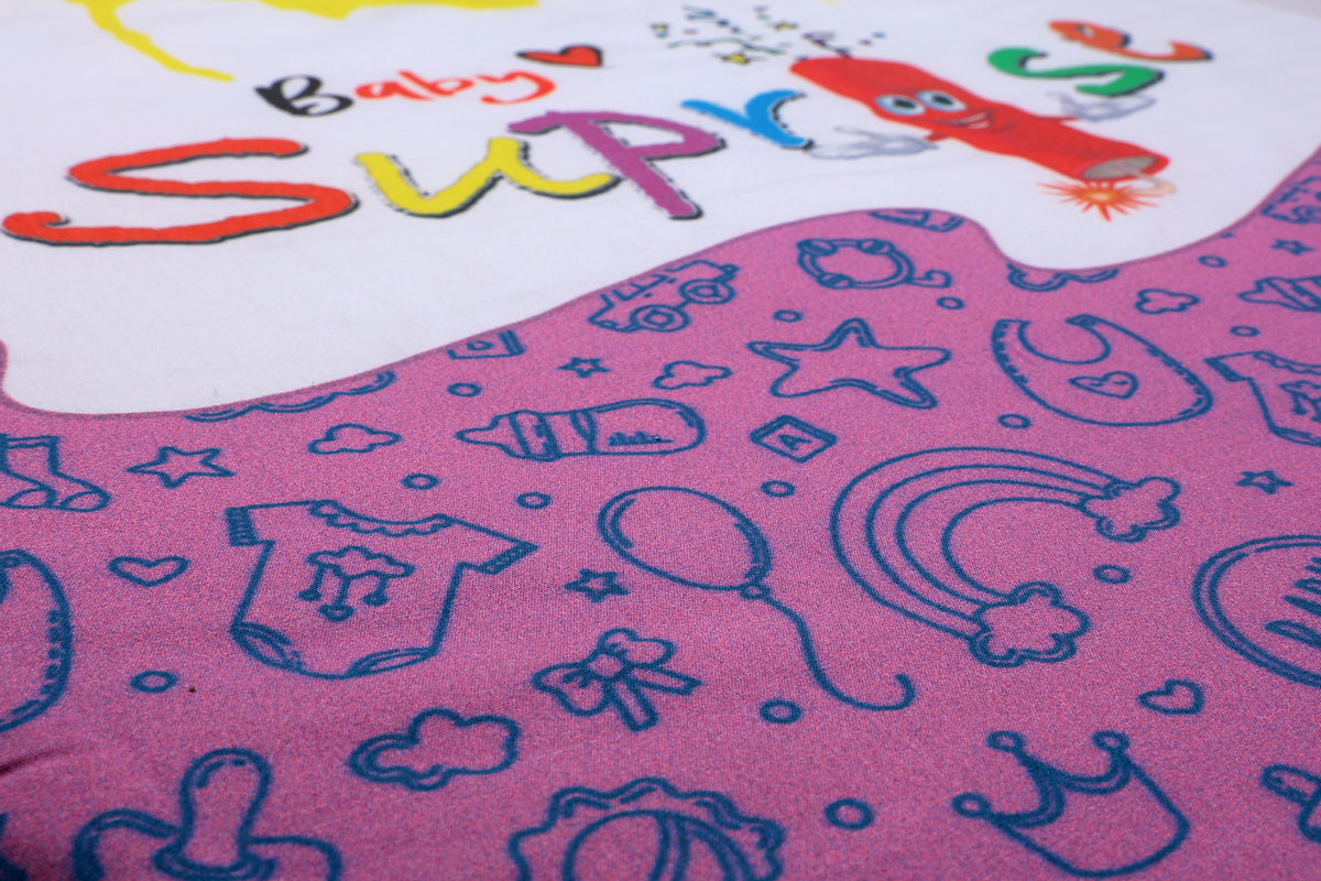 Nahaufnahme des kontrastreichen Baby-Symbolen auf dem Baby♡Suprise® Dream Wonder Pinple (Pink-Purple) Schlafsack