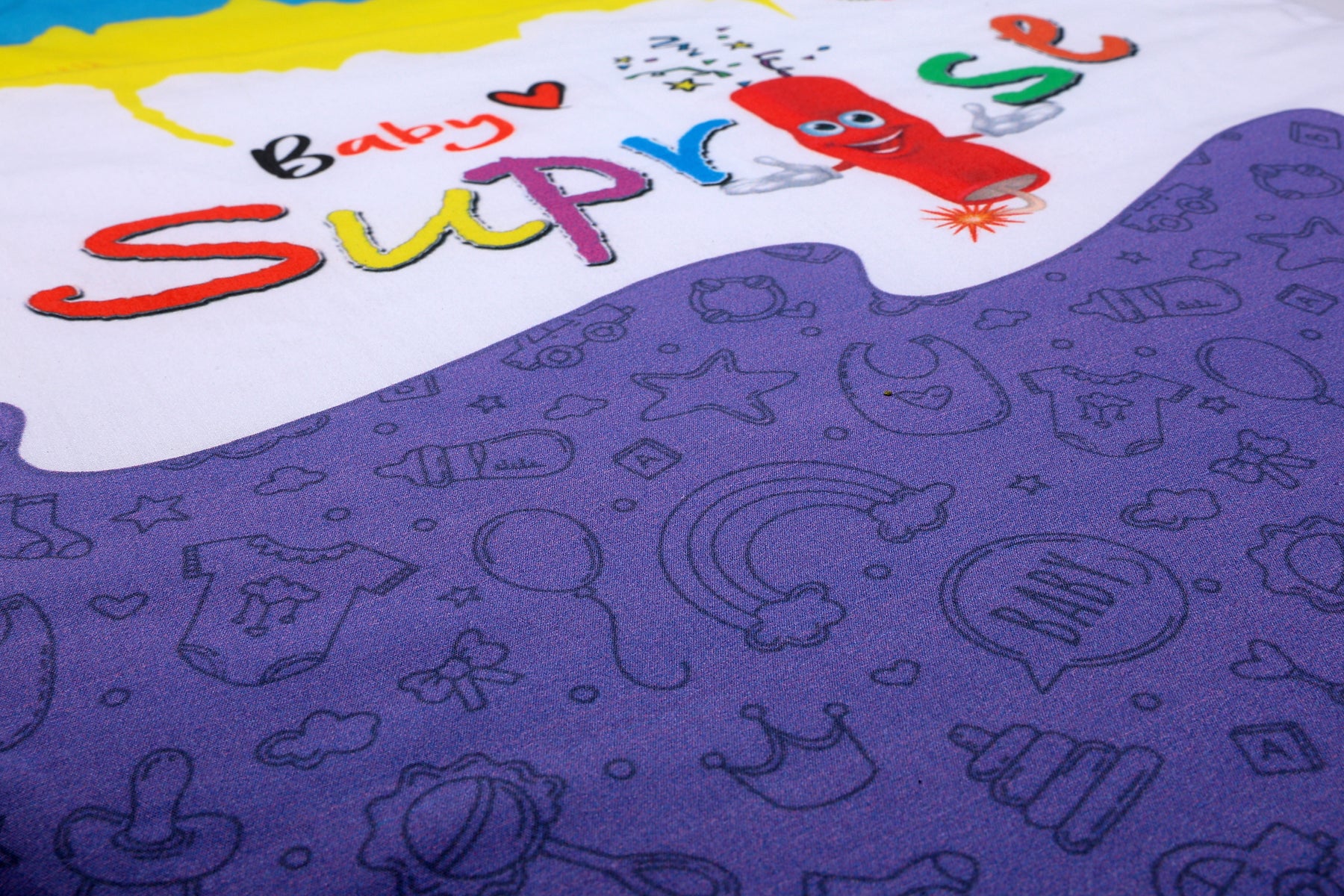 Nahaufnahme des feinen Baby-Symbolen auf dem Baby♡Suprise® Dream Wonder Purple Schlafsack