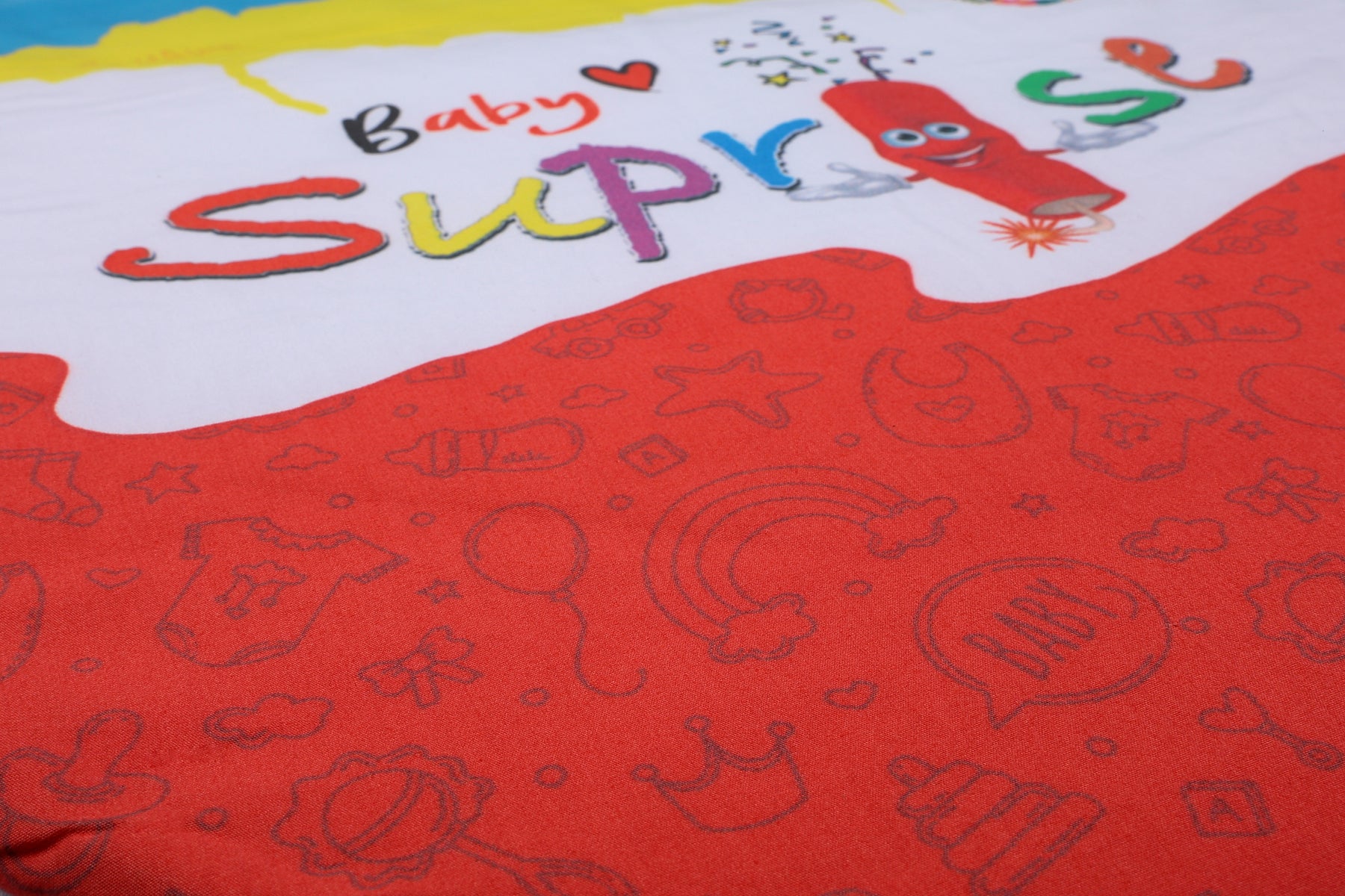Nahaufnahme des feinen Baby-Symbolen auf dem Baby♡Suprise® Dream Wonder Red Schlafsack