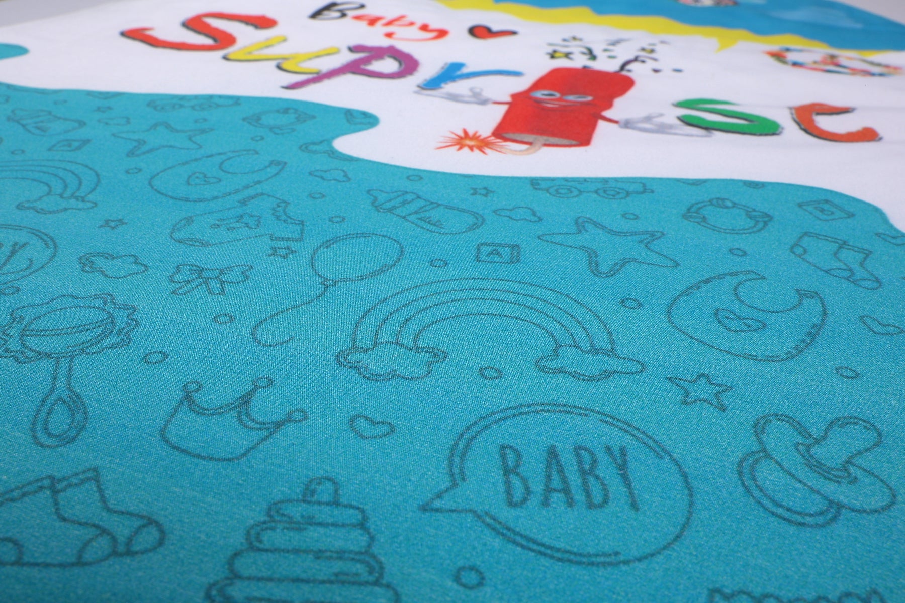 Nahaufnahme des feinen Baby-Symbolen auf dem Baby♡Suprise® Dream Wonder Turquoise Schlafsack